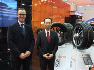 Maxxis International UK Managing Director, Derek McMartin (stanga) si Cheng Shin Rubber Ind. Co., Ltd international Sales Manager Augustine Ting (dreapta)